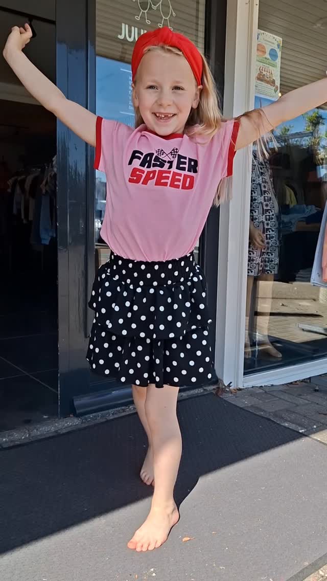 Kindermodel met kleding van JUUL & Jet